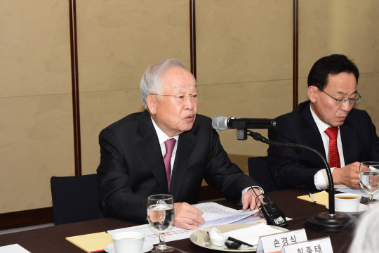 손경식 한국경영자총협회 회장이 4일 서울 웨스틴조선호텔에서 열린 '경영발전자문위원회'에서 노동개혁을 촉구하는 내용의 인사말을 하고 있다. <경총 제공>